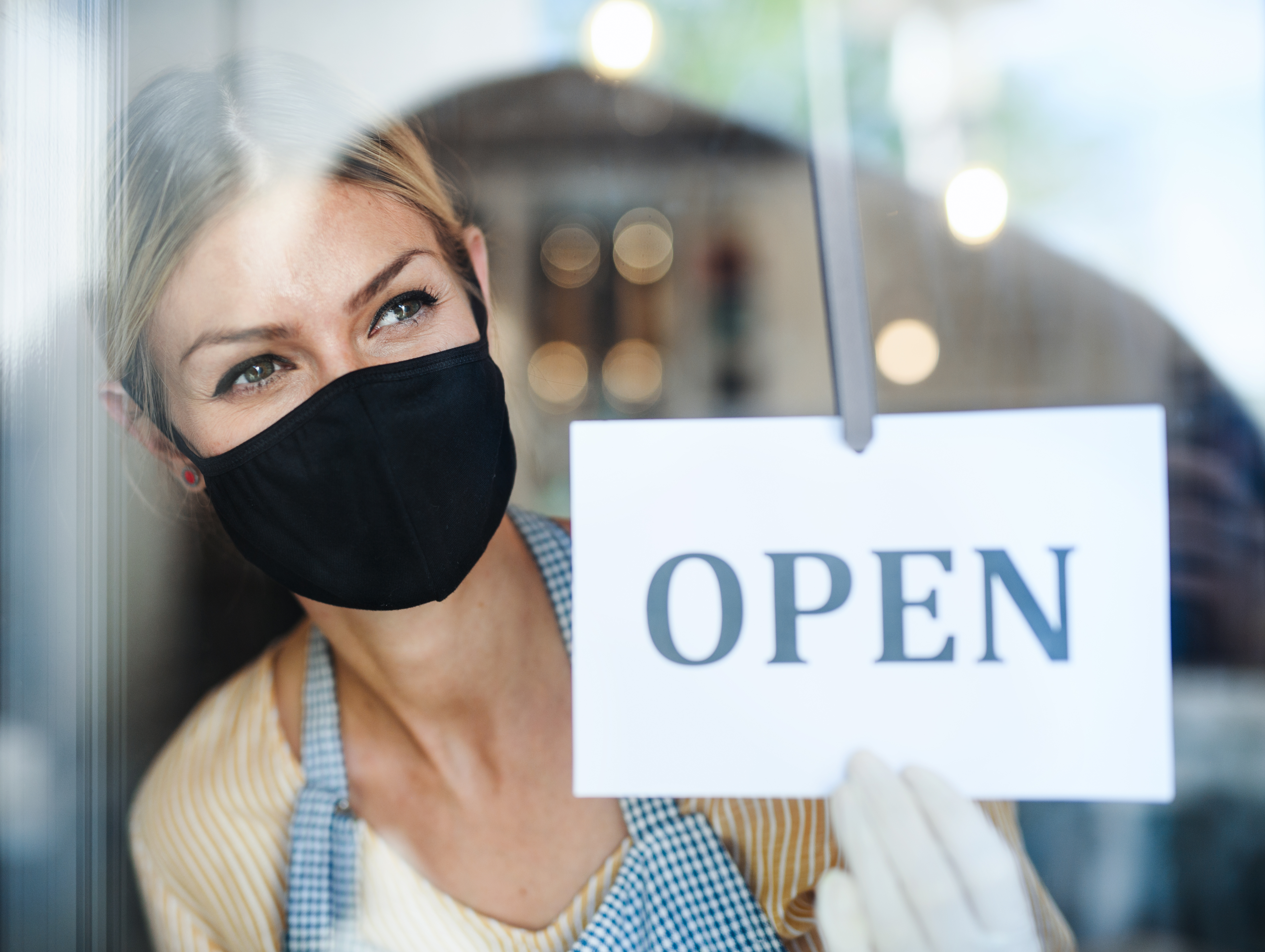 photodune-Hm1omDoQ-coffee-shop-woman-owner-with-face-mask-open-after-lockdown-quarantine-xl